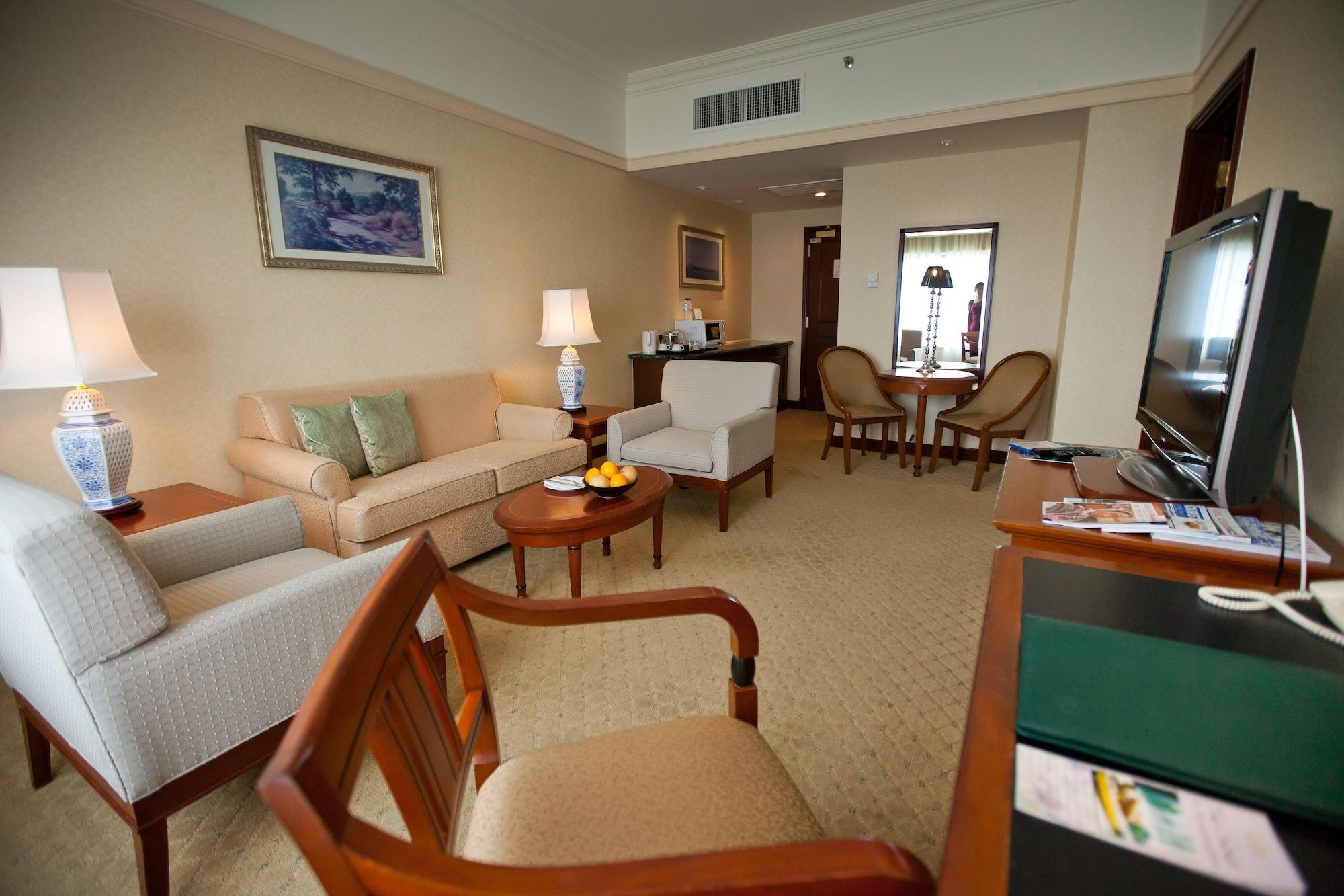 ג'ורג' טאון Gurney Bay Hotel, A Parkroyal Partner Hotel מראה חיצוני תמונה A suite at the Shangri-La Hotel, Kuala Lumpur