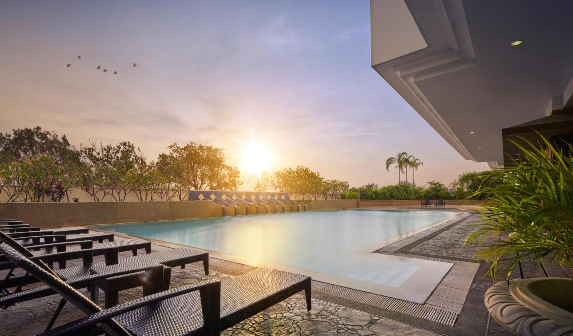 ג'ורג' טאון Gurney Bay Hotel, A Parkroyal Partner Hotel מראה חיצוני תמונה The swimming pool at the clubhouse